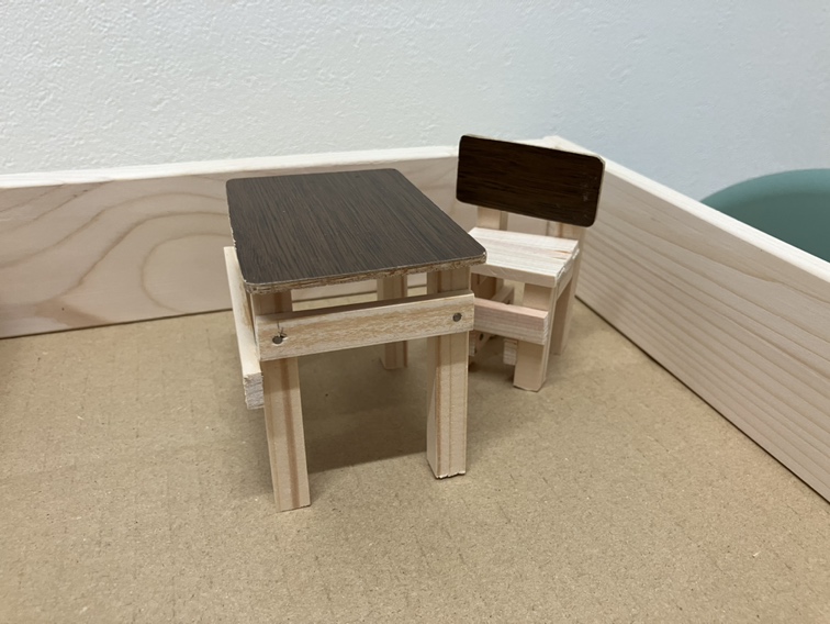 木でできたミニチュアの机と椅子